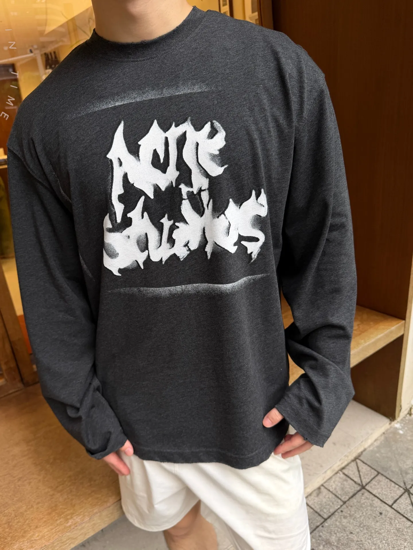 [Upper Body Picture] Acne Studios Gothic Letter Print Distressed Long Sleeve (Gray)